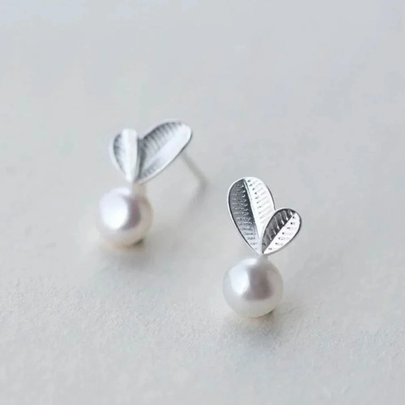 925 Sterling Silver Pearl Leaf Stud Earrings - Picture 1 of 5